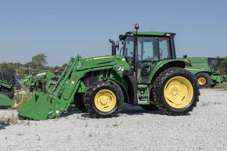 tractor John Deere. Deere produce mașini agricole, de construcții și forestiere.