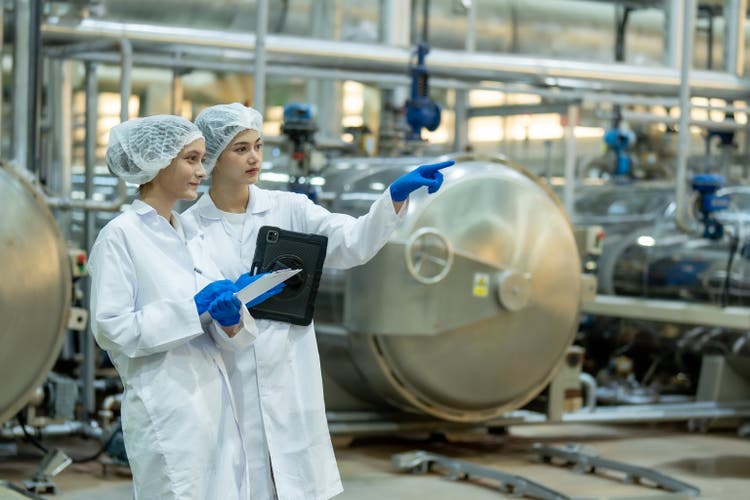 Food scientist, nutritionist or quality control officer Wear a hair net and sterile clothing. Check the quality of beverage products in the production line