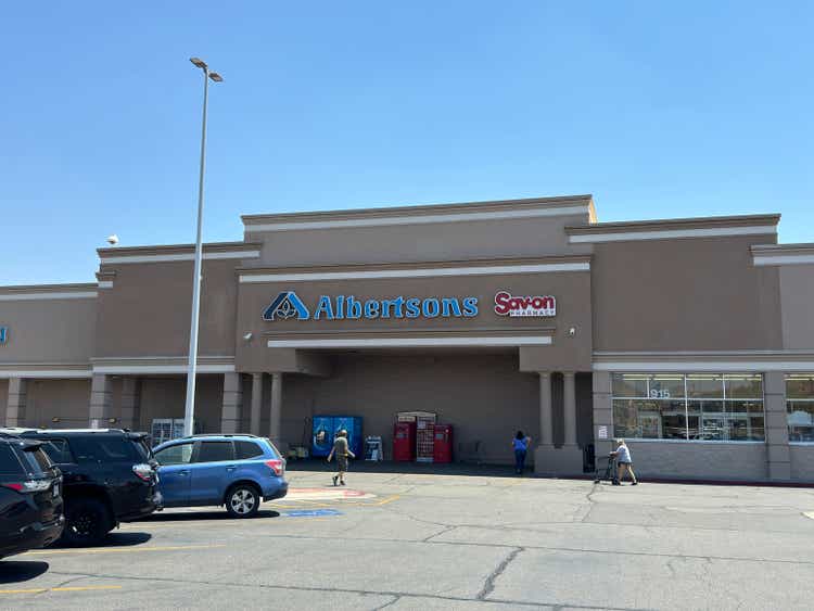 Albertsons-Savon store with people