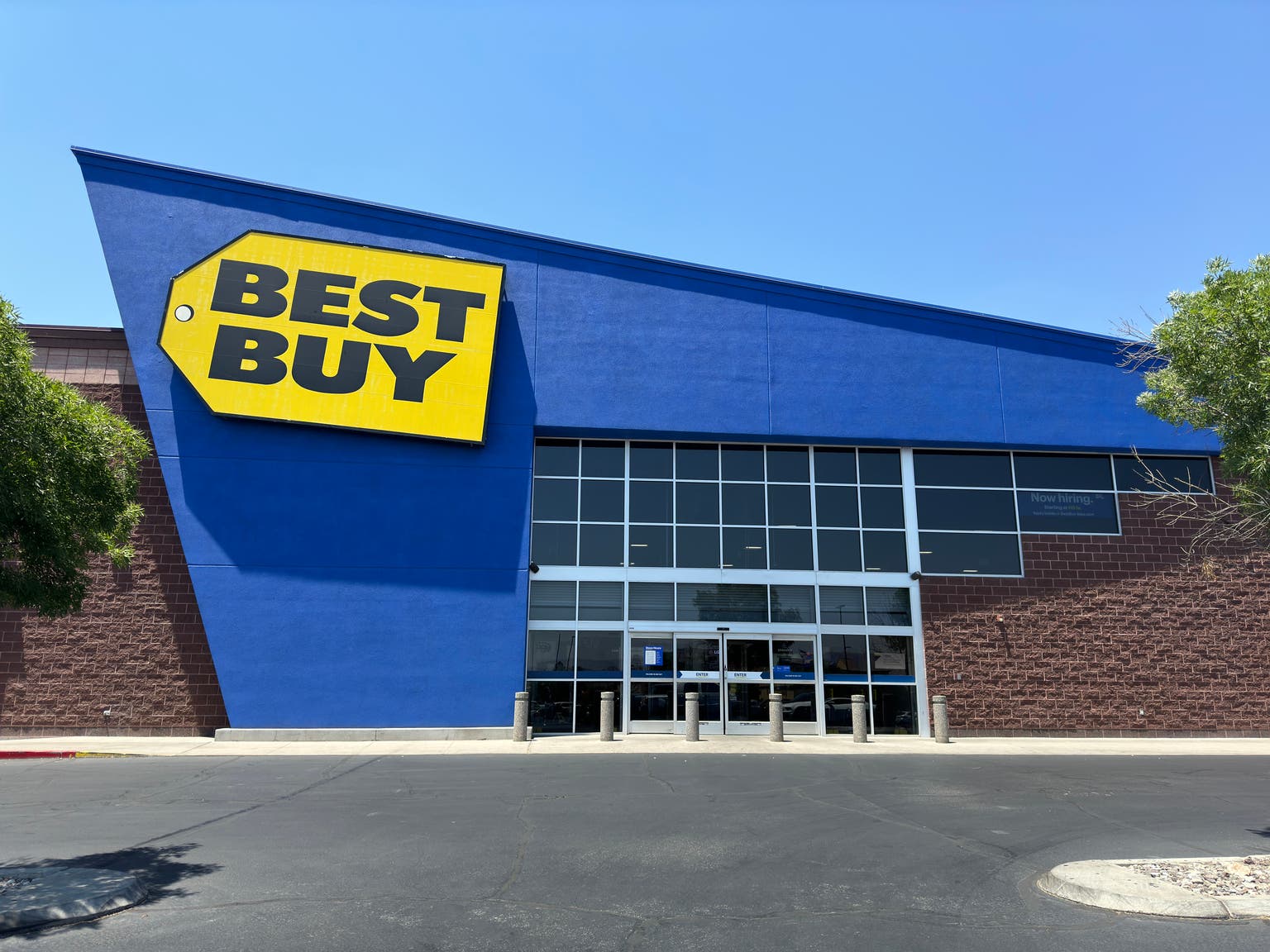 Best Buy On Sale? Tariff Fears Vs. Investment Opportunity