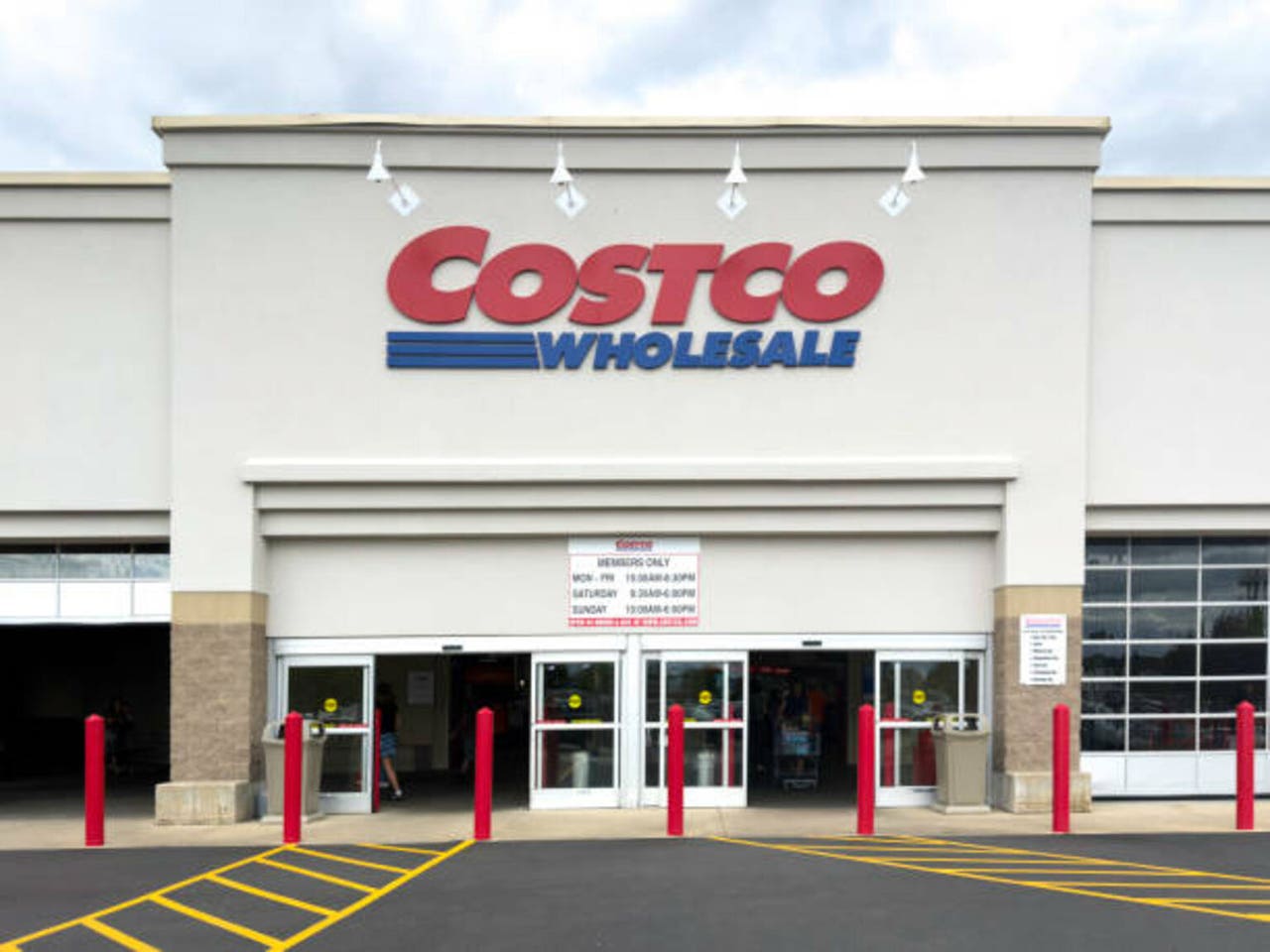Costco at a crossroads: Strong sales stoke talk of special dividend or the  elusive stock split (COST:NASDAQ) | Seeking Alpha