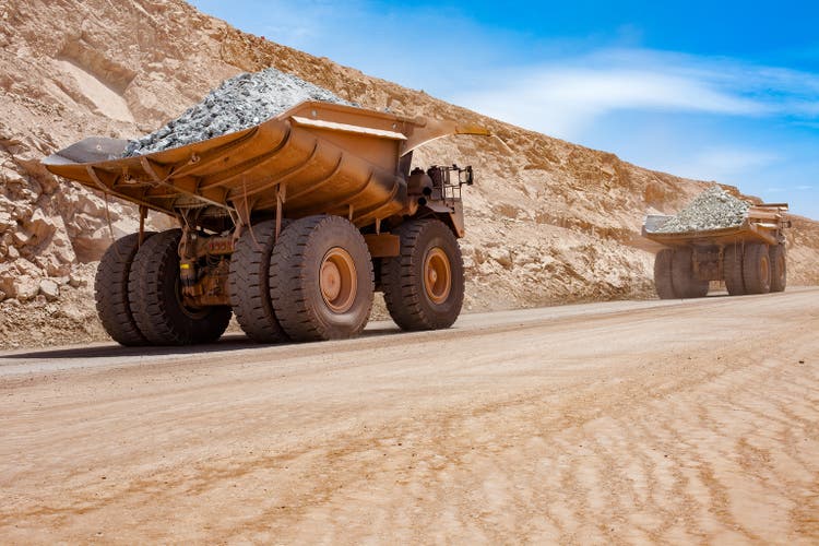 D’énormes camions à benne basculante dans une mine de cuivre à ciel ouvert au Pérou.
