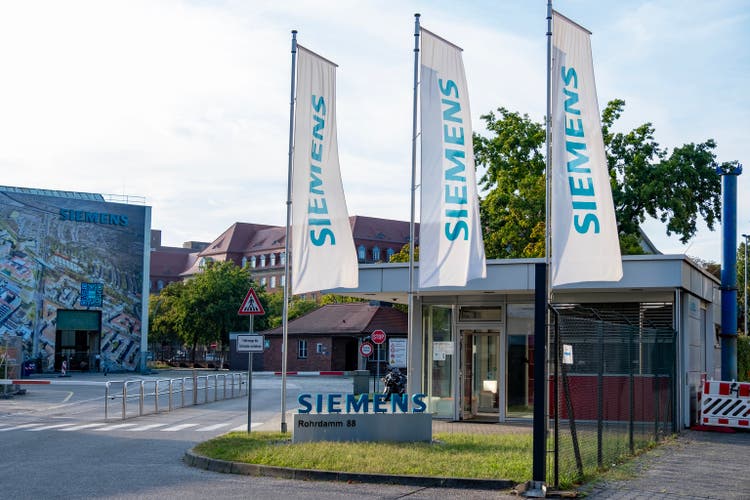 Siemens logo, office German conglomerate Siemens AG engineering, electronics, energy equipment, transportation and communications in Berlin, Germany - August 20, 2024