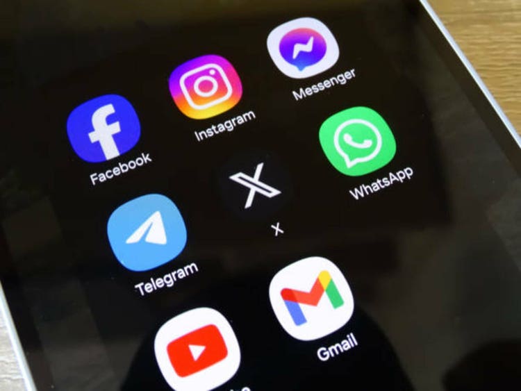 Social media icon apps on a smartphone screen: Facebook, Instagram, Messenger, Telegram, X, WhatsApp, Youtube, Gmail