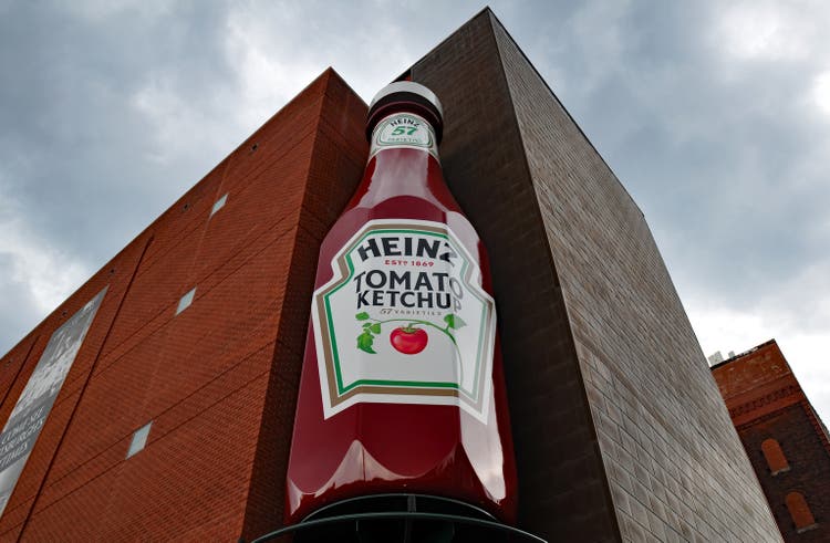 Большая бутылка кетчупа Heinz выставлена в Историческом центре Heinz в Питтсбурге