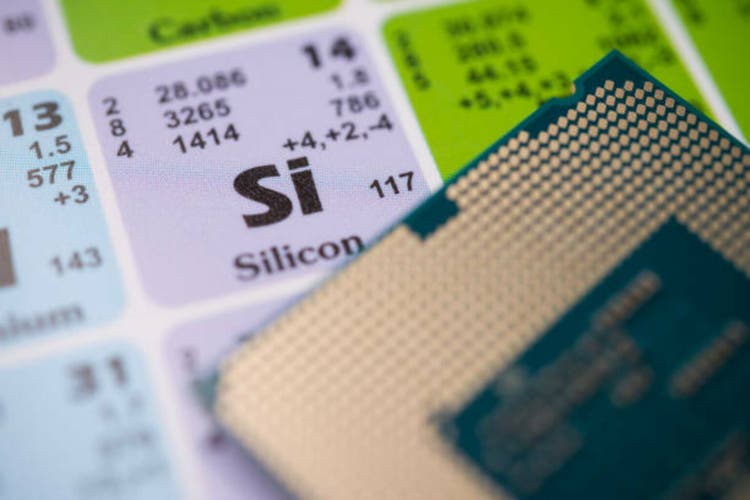 Clouse up Si (Silicon) in the periodic table with CPU computer.