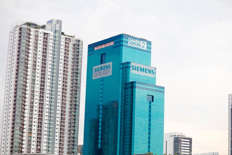 View up Siemans Chan Issara Tower 2 next other skyscrapers