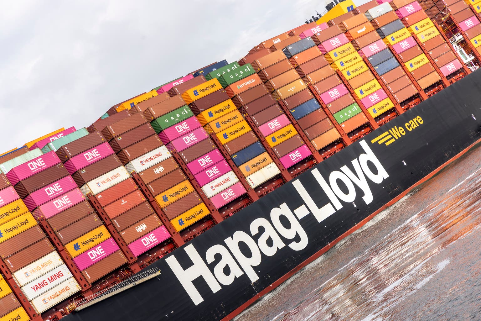 Hapag-Lloyd Stock: Troubled Waters Ahead (OTCMKTS:HPGLY)