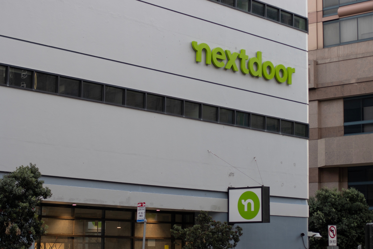 Nextdoor: Switch Avenue Of Listing Doesn't Automatically Switch To Fast Lane