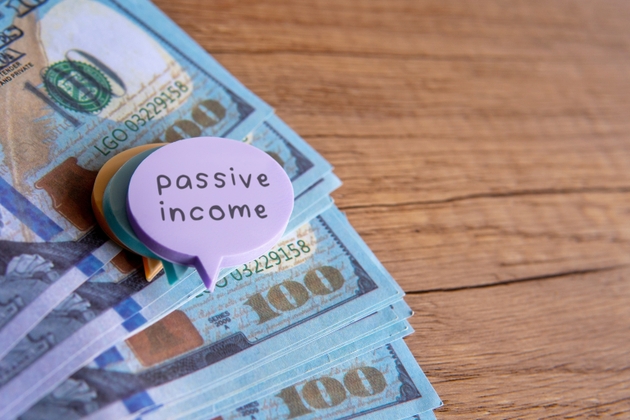 A speech bubble with the text Passive Income is placed on top of the money.