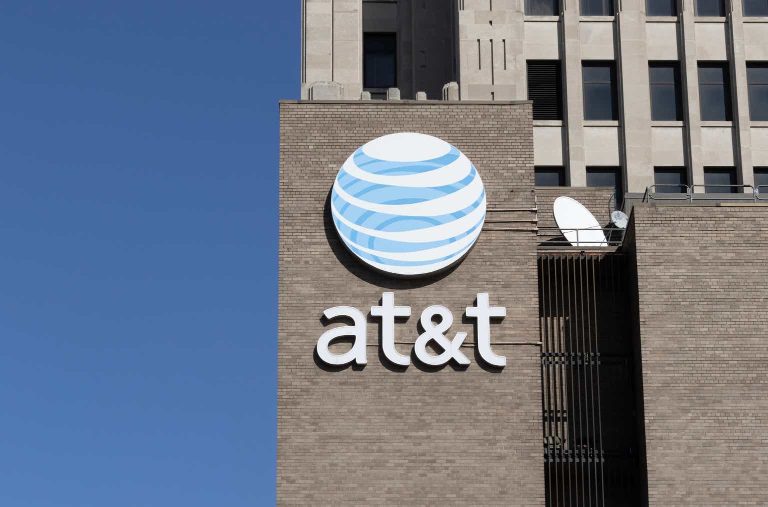 AT&T: No Dip, But You Should Still Be Buying