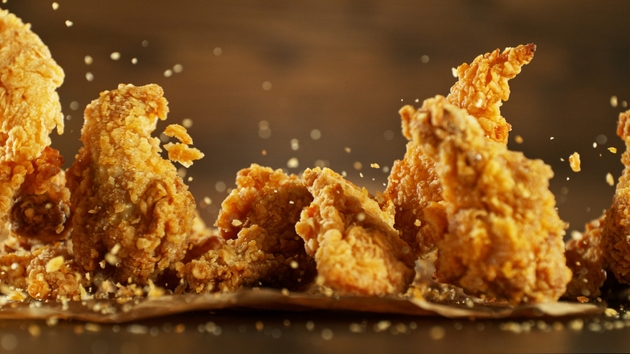 Movimento de congelamento de pedaços voadores de pedaços de frango frito.