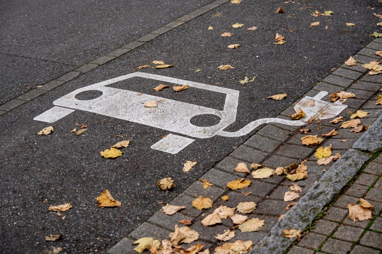 Symbol for a charging station is painted on the asphalt