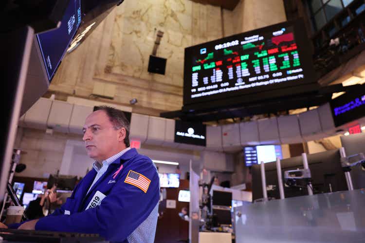 Dow Jumps Over 400 Points To Start Thanksgiving Week