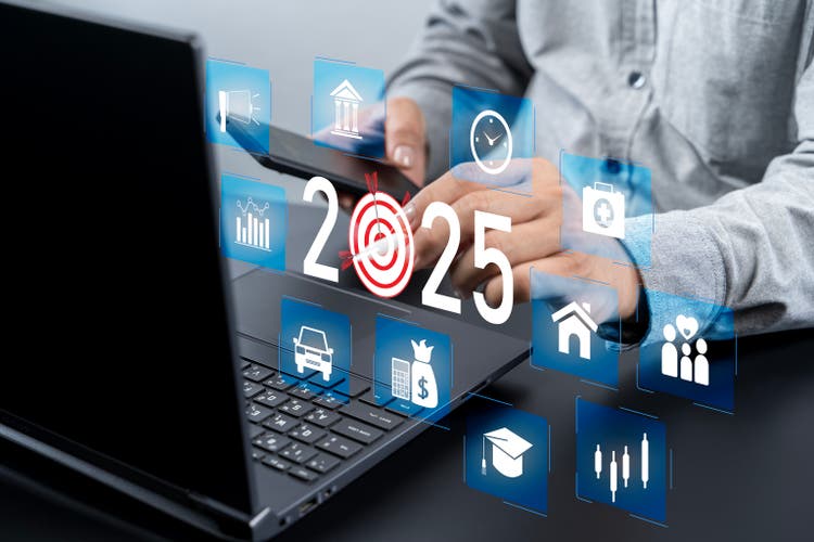 2025 Planung des Geschäftswachstums Neujahrskonzept, Geschäftsmann nutzt Technologie