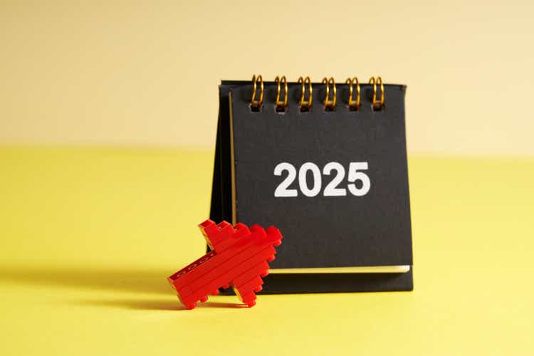 desk 2025 calendar and red arrow symbol