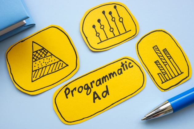 Graphiques et phrases publicitaires programmatiques. Publicité automatisée.