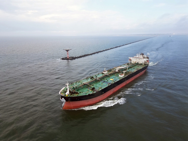 Um grande petroleiro saindo do porto de Roterdã