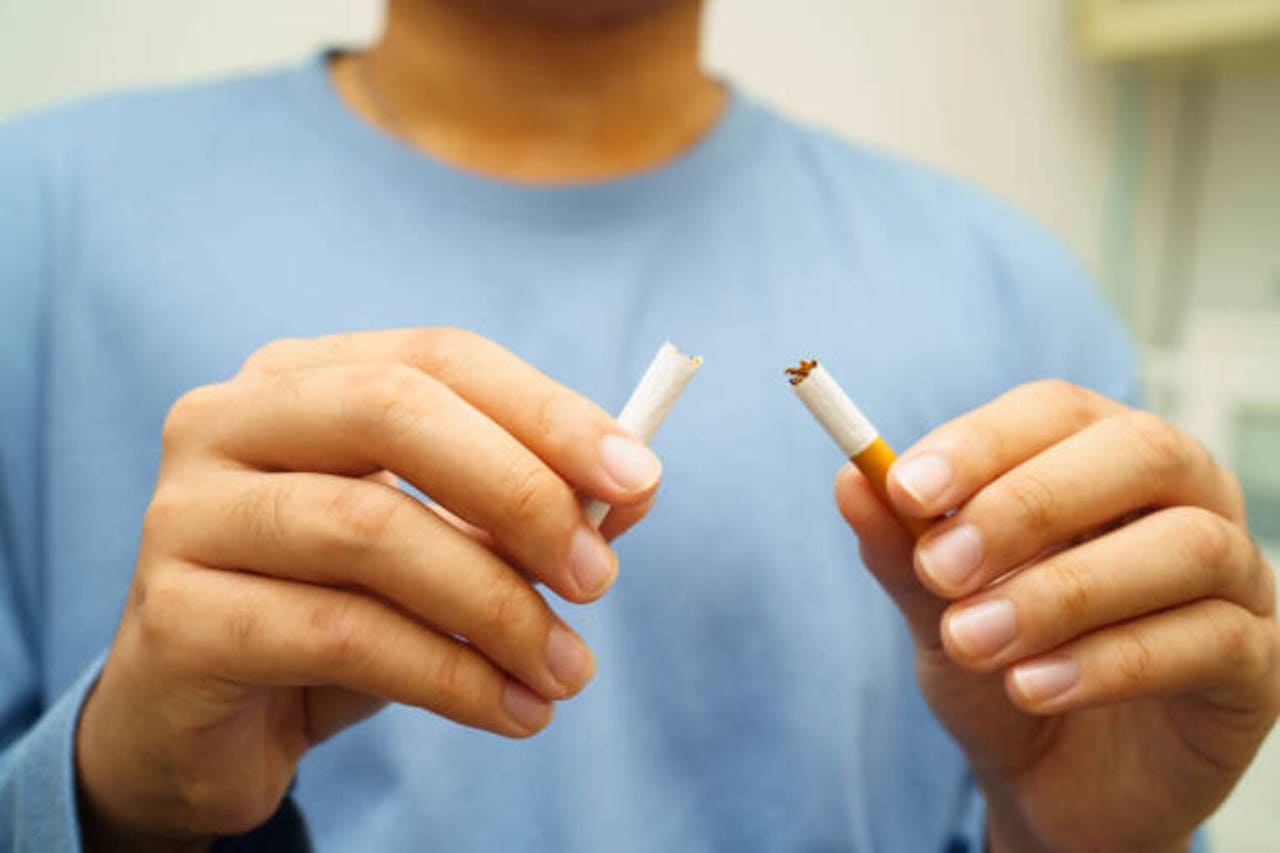 cigarette throat Woman who smoked from hole in throat in anti-smoking ad dies