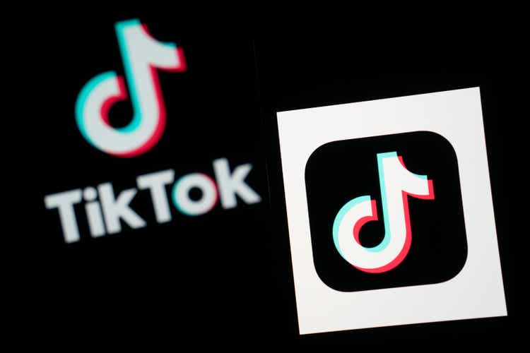 Illustrations of Tiktok and XiaOhongshu (rednote) application