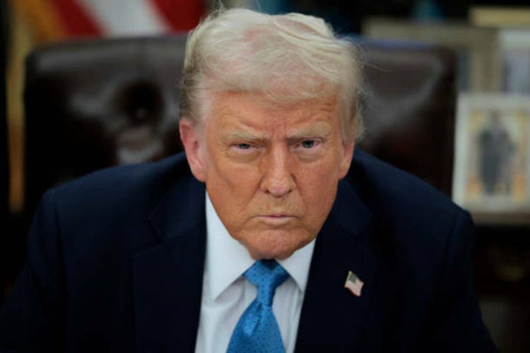 President Trump sign executive orders in an oval office