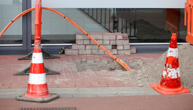 Installing and connecting fibre optic cables to houses