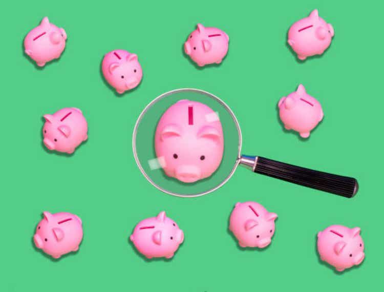 Save the audit - Pig bank under the multiplicity of glass