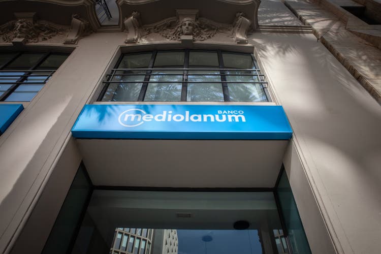logo luminoso di Banca Mediolanum sull"ufficio di Valencia. Banco Mediolanum è una banca italiana con uffici in Europa.