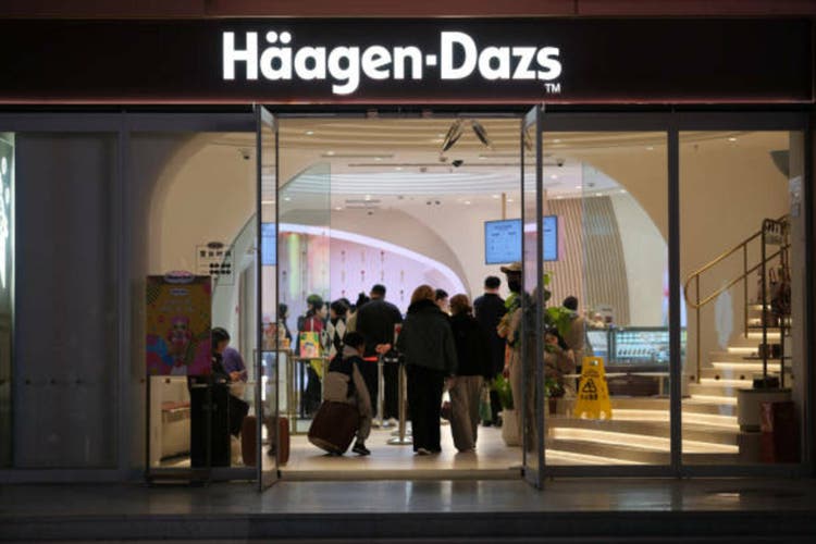 Häagen-Dazs store facade with people