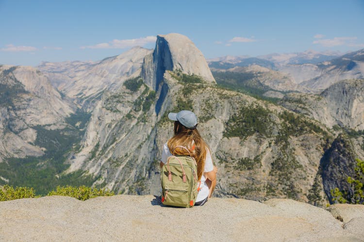 Reisende bewundern den Panoramablick auf die Berglandschaft des Yosemite-Nationalparks von oben