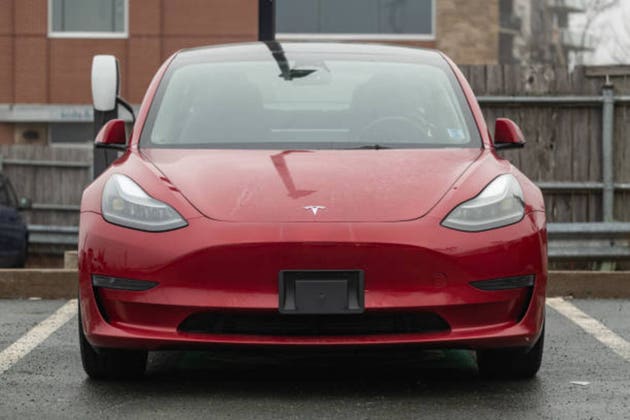 Texaský muž čelí obžalobě za manslaughter poté, co Tesla narazila do domu