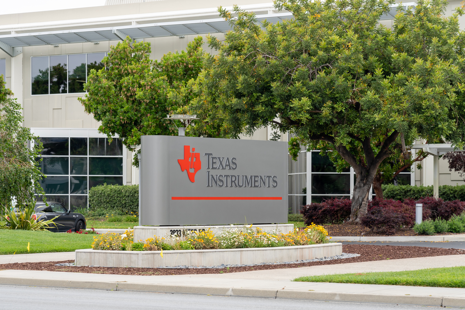 seekingalpha.com - Khaveen Investments - Texas Instruments: Rating Upgrade On Stronger Sales Outlook (NASDAQ:TXN)