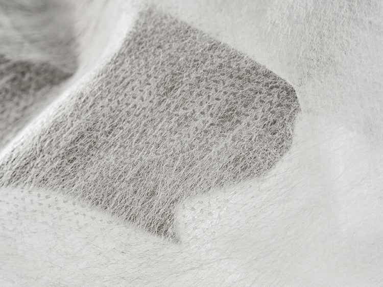 Lightweight, flexible nonwoven fabric. Ideal for various applications. Material properties & textile construction visible.