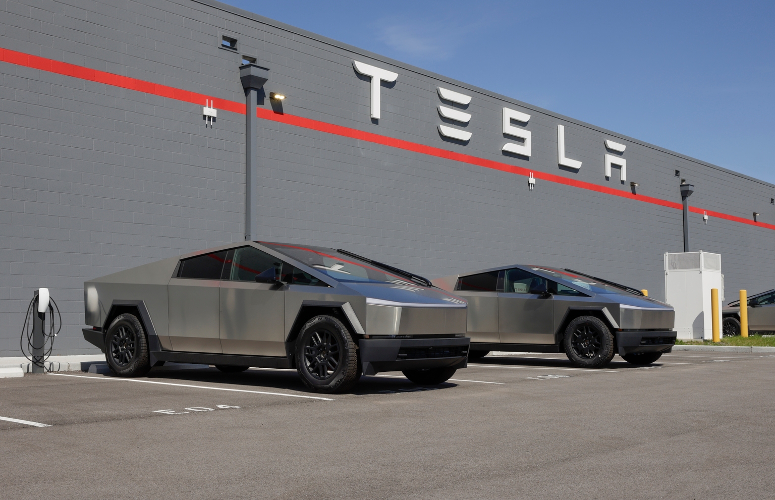 Tesla Stock Remains A Sell Due To Inflated Valuation Metrics (NASDAQ:TSLA)