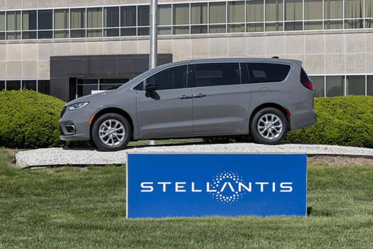 Chryler Pacifica selected at Stelantis Transfer Factory. Chryler Pacifica offers a 3.6L V6 engine. My country: 2025