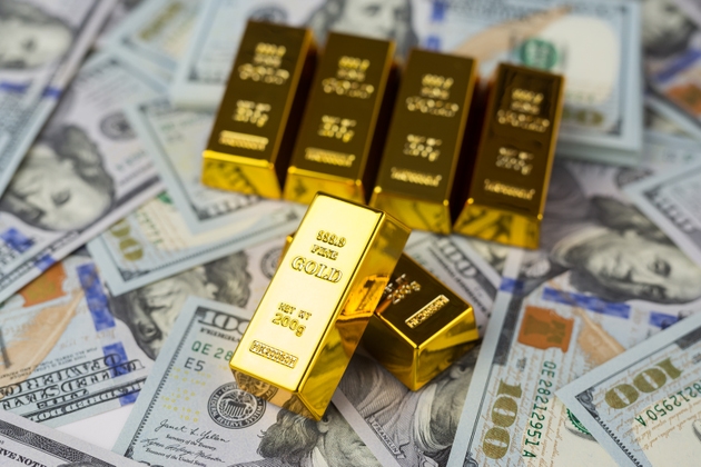 barras de ouro, dólares. Barra de ouro em notas de dólar americano, conceito de investimento econômico, troca, comércio e investimento.