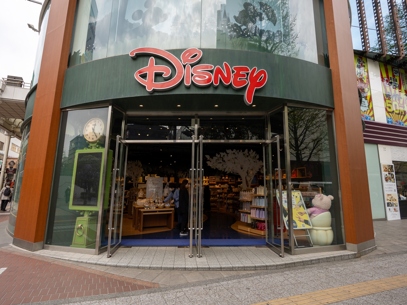 Disney: OpenAI Deal, Warner Bros. Acquisition, And The One Magical Metric  (NYSE:DIS) | Seeking Alpha