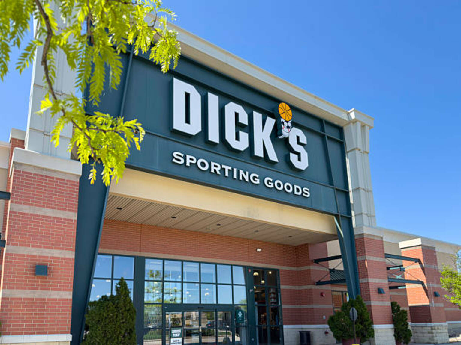 seekingalpha.com - Ryan Canady - Dick's Sporting Goods: Foot Locker Deal Looks Better Than Expected
