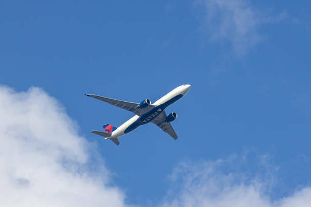 Cena leteckého paliva zvyšuje turbulenci v ziscích aerolinií. Kdo zvládne krizi nejlépe?