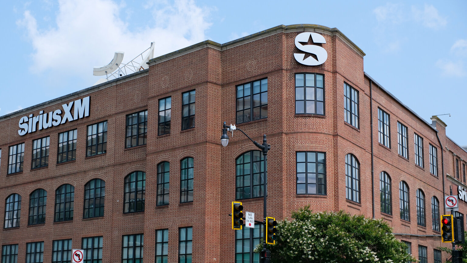 seekingalpha.com - Curonian Research - Sirius XM Is Not The Next Cable TV - The Market Is Too Pessimistic (NASDAQ:SIRI)