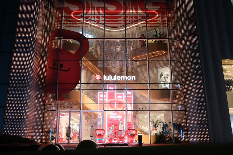 Lululemon 대형 플래그십 스토어 외관