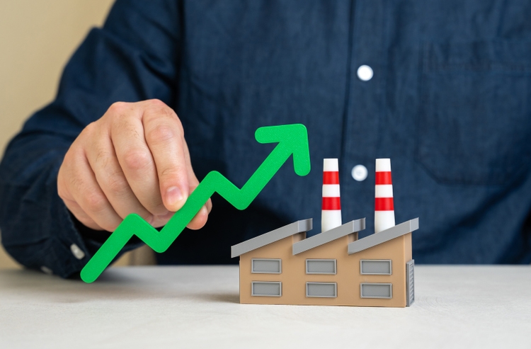 El hombre notó el crecimiento económico de la industria fabril. La producción aumenta.