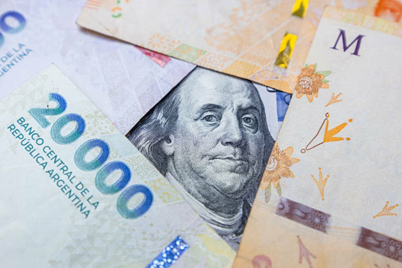 Argentina buys dollars as key debt deadline approaches - report  (ARGT:NYSEARCA) | Seeking Alpha, image size:1280x853