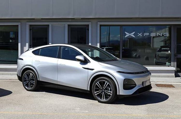 XPeng G6, battery electric Suv, outside the official dealership.