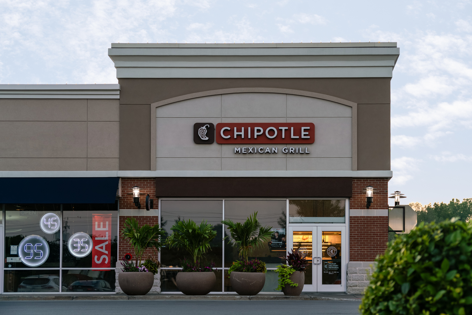 seekingalpha.com - Mehul Singh - Chipotle: Consumer Weakness Is Temporary, The Growth Story Remains Intact (NYSE:CMG)