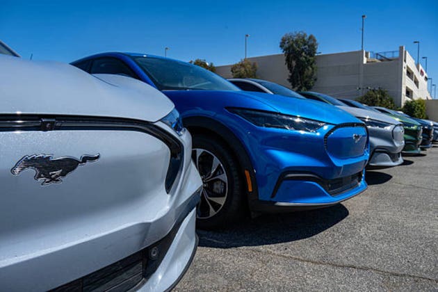 Ford plans four-door Mustang - report