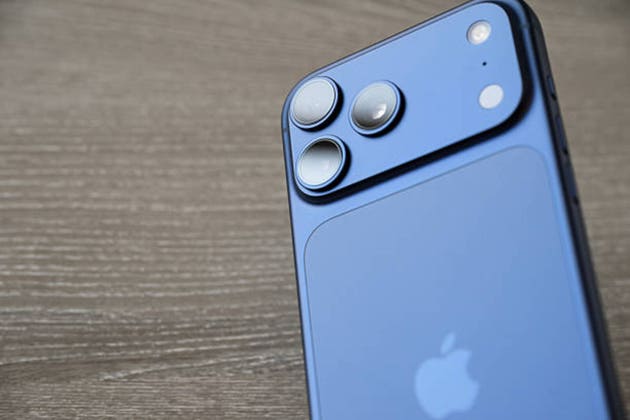 iPhone 17 Pro Max Camera Plateau Deep Blue Closeup