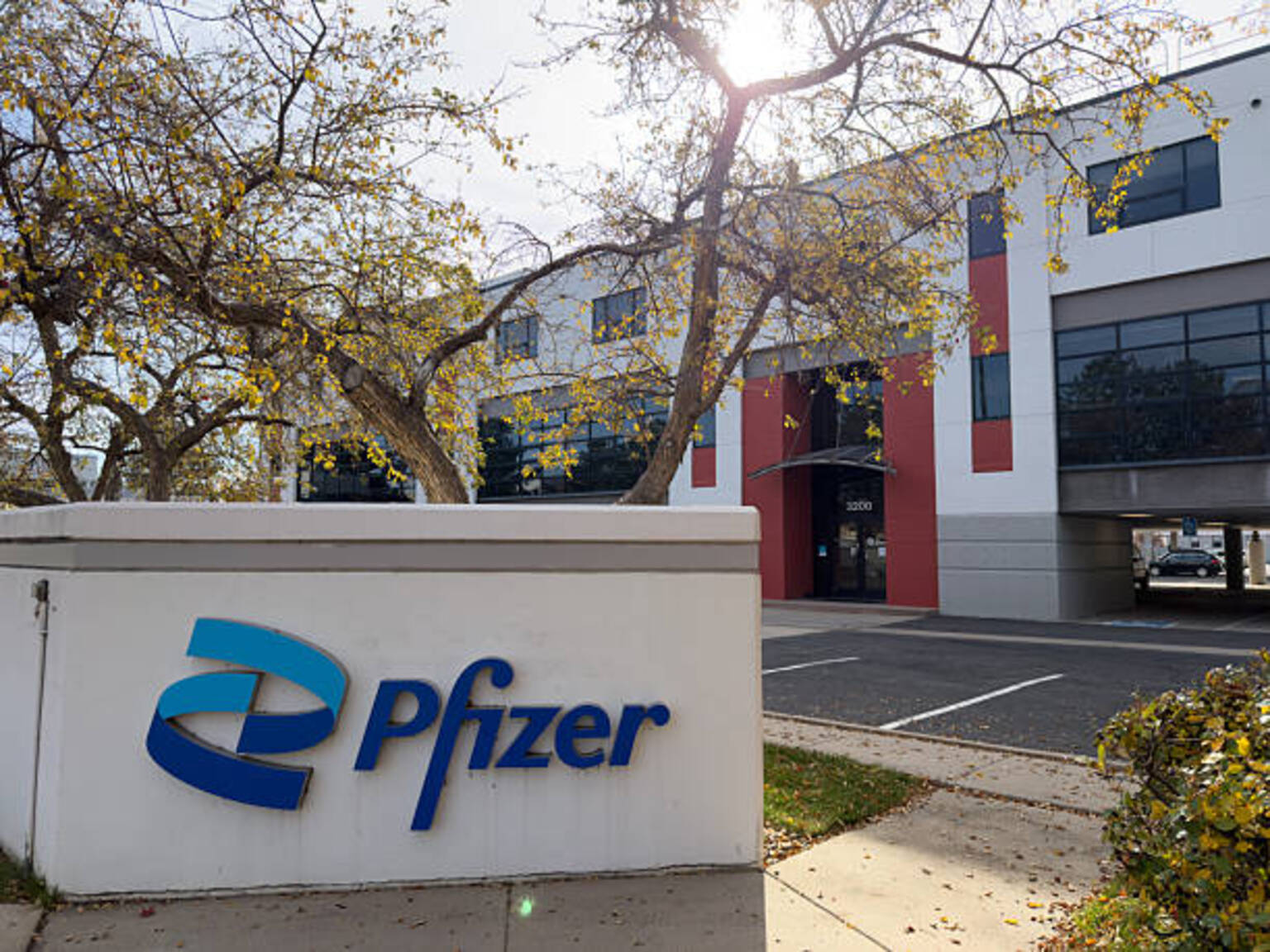 seekingalpha.com - Mike Zaccardi - Pfizer (PFE): A Quietly Outperforming High-Dividend Idea, Pipeline On Watch