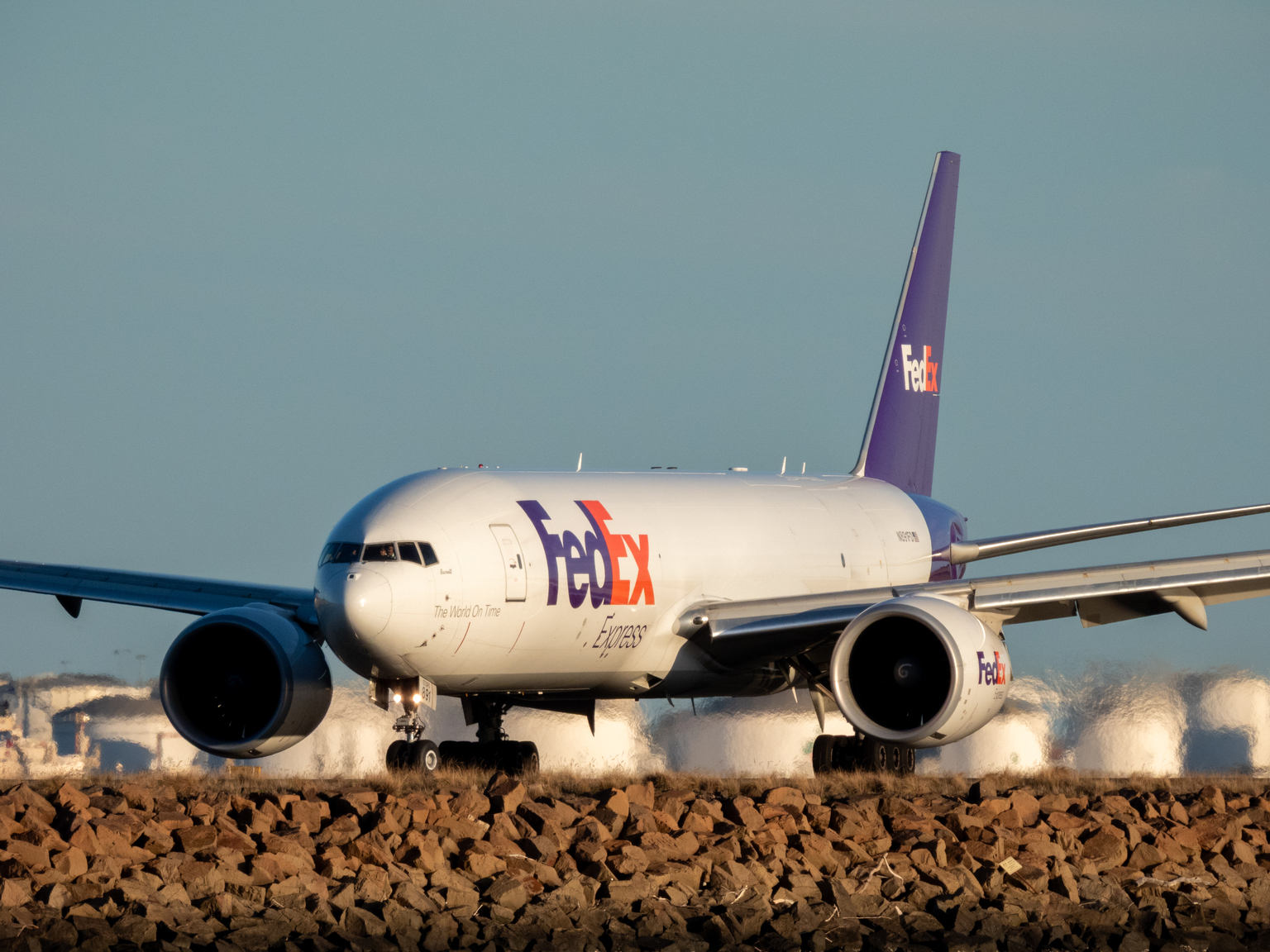 seekingalpha.com - Vladimir Dimitrov - FedEx Stock: The Canary In The Coal Mine Is Giving Mixed Signals (NYSE:FDX)