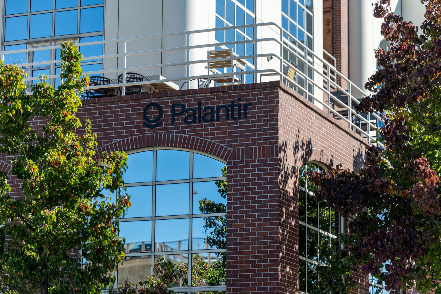 Palantir: Q4 Earnings, Valuation, Technicals, And More (Rating Upgrade)